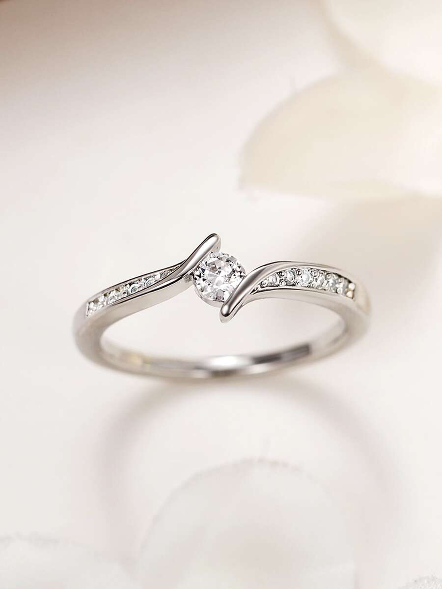 Clara – Delicate ring with a cubic zirconia sparkle