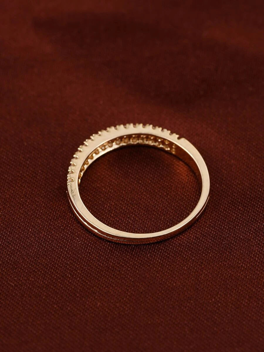 Victoria – Timeless ring with diamond-like sparkle