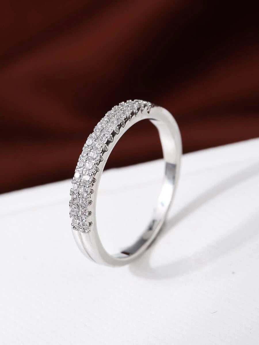 Victoria – Timeless ring with diamond-like sparkle