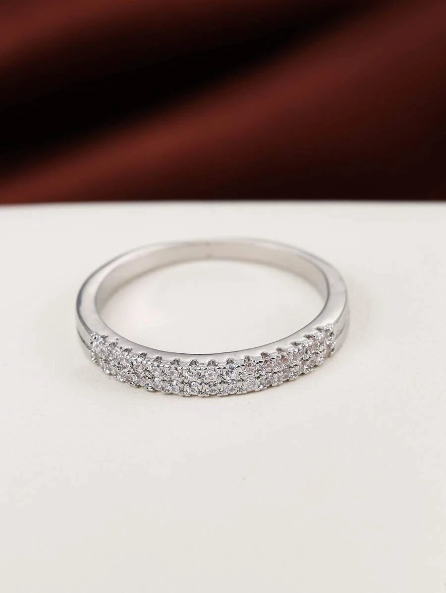 Victoria – Timeless ring with diamond-like sparkle