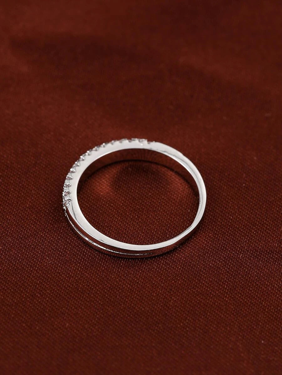 Victoria – Timeless ring with diamond-like sparkle