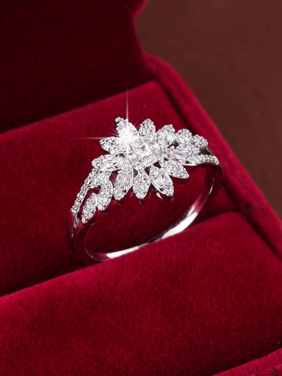 Ophelia – Elegant crown-style ring with refined sparkle