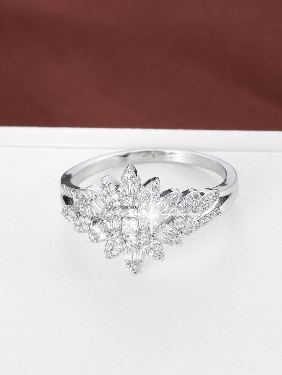 Ophelia – Elegant crown-style ring with refined sparkle
