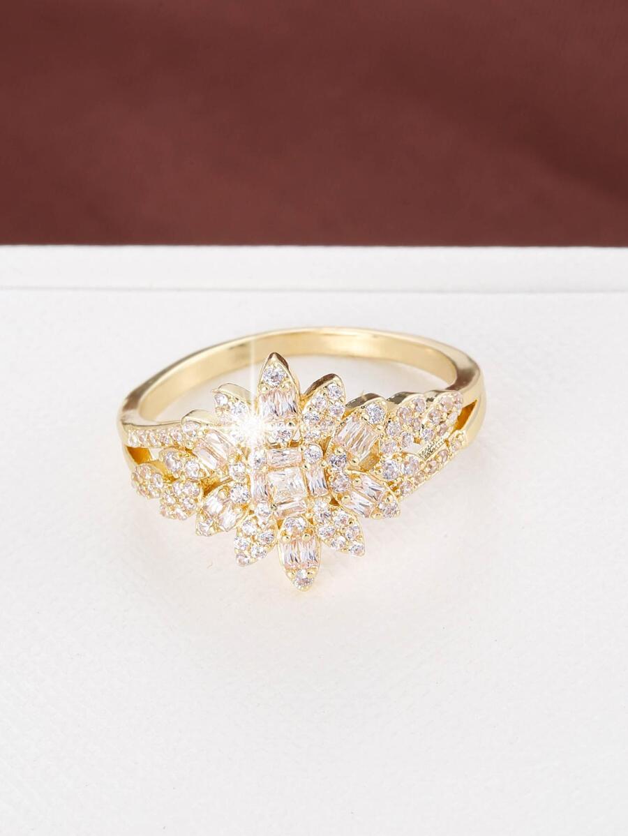 Ophelia – Elegant crown-style ring with refined sparkle