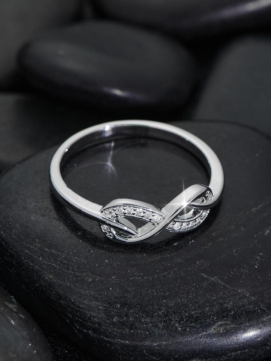 Vivienne – infinity ring with delicate sparkling stones
