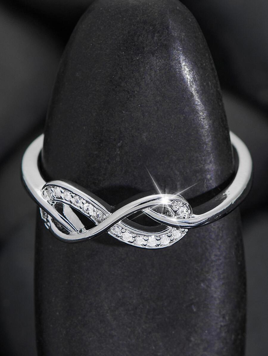 Vivienne – infinity ring with delicate sparkling stones