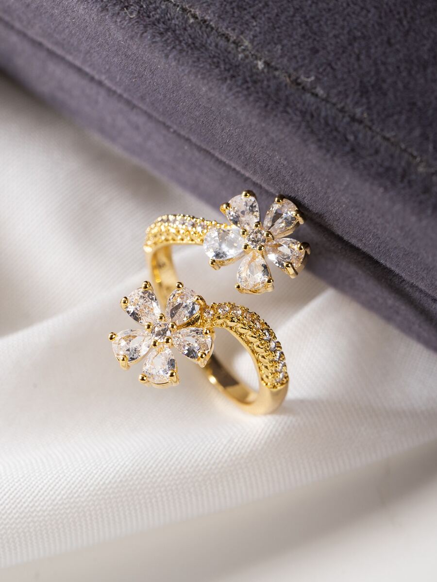 Camellia – Elegant blossom ring with refined sparkle