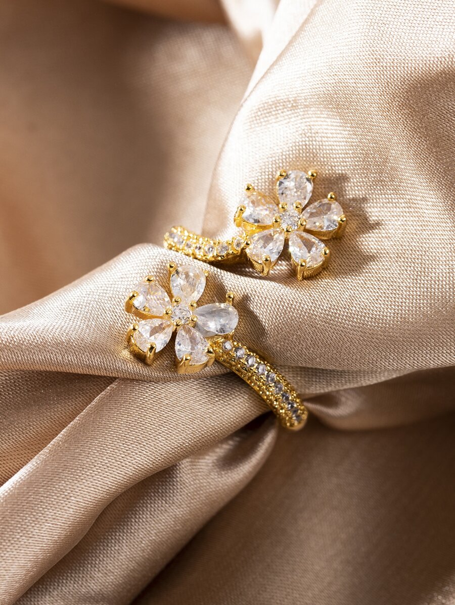 Camellia – Elegant blossom ring with refined sparkle