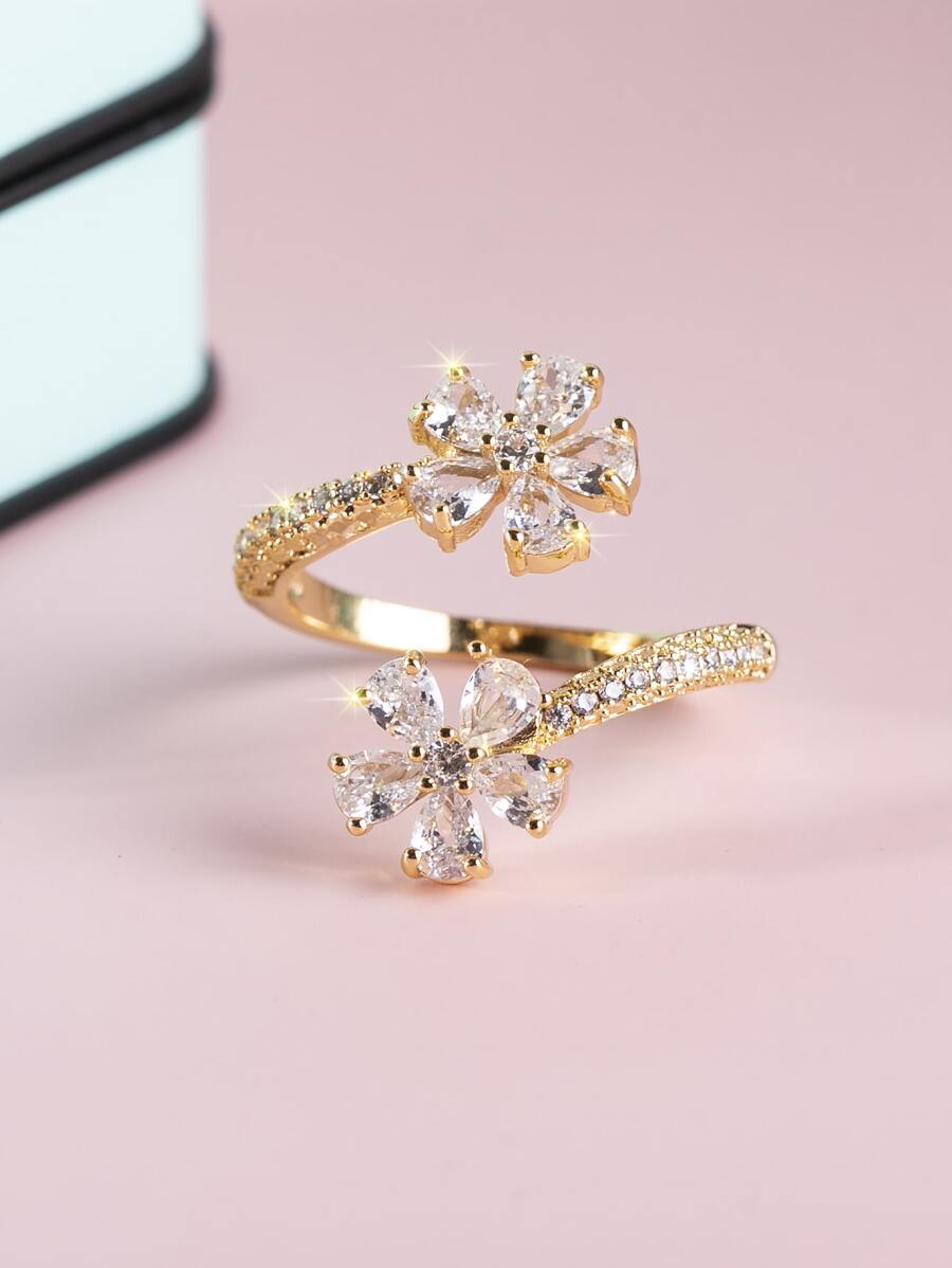 Camellia – Elegant blossom ring with refined sparkle