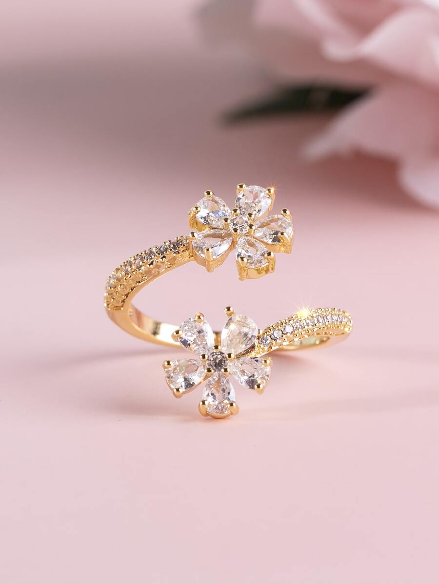 Camellia – Elegant blossom ring with refined sparkle