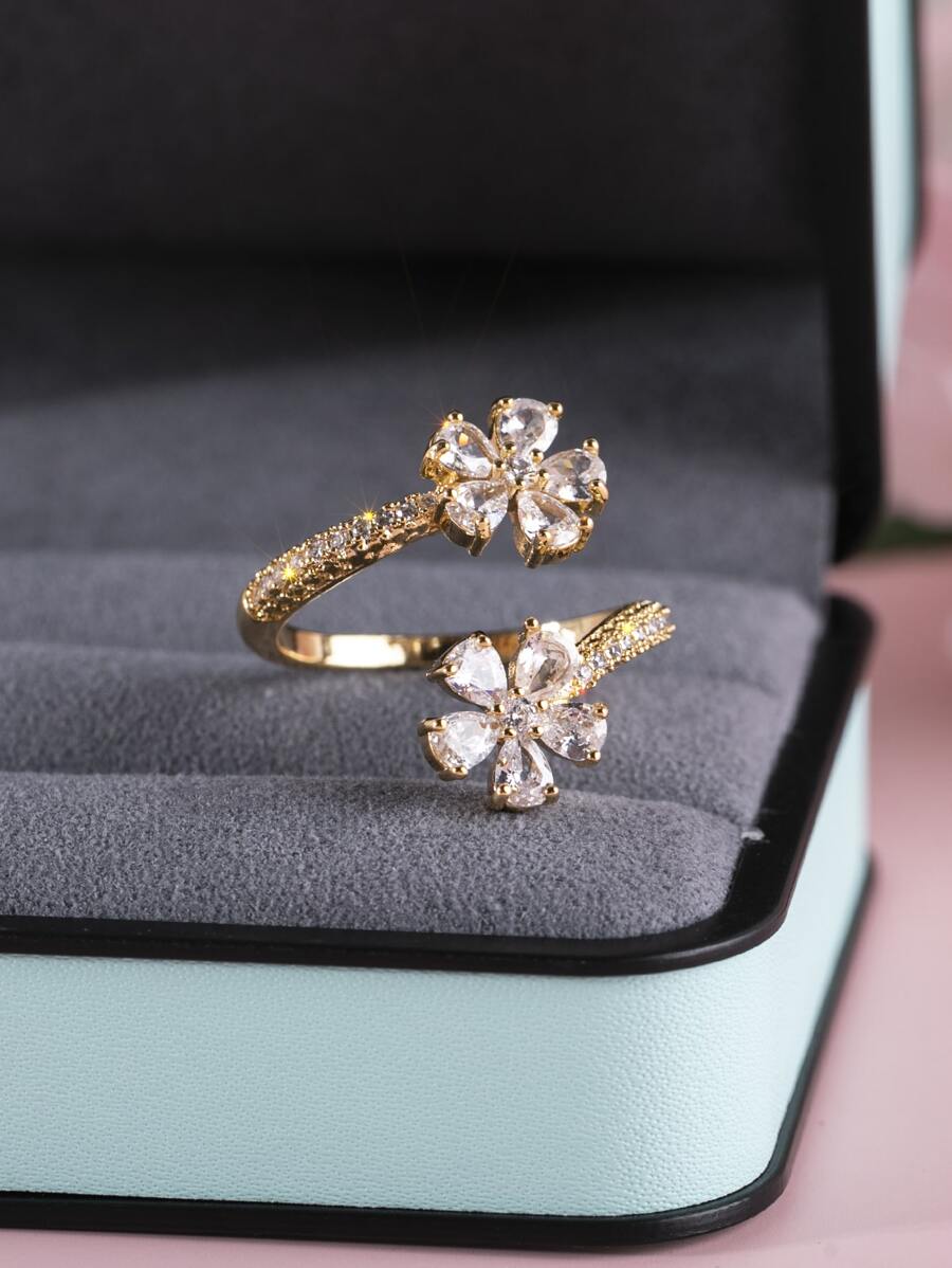 Camellia – Elegant blossom ring with refined sparkle