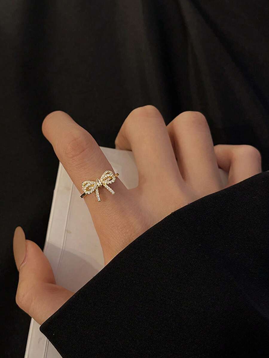 Eleanor – Zirconia Bow Ring with a Soft Vintage Sparkle