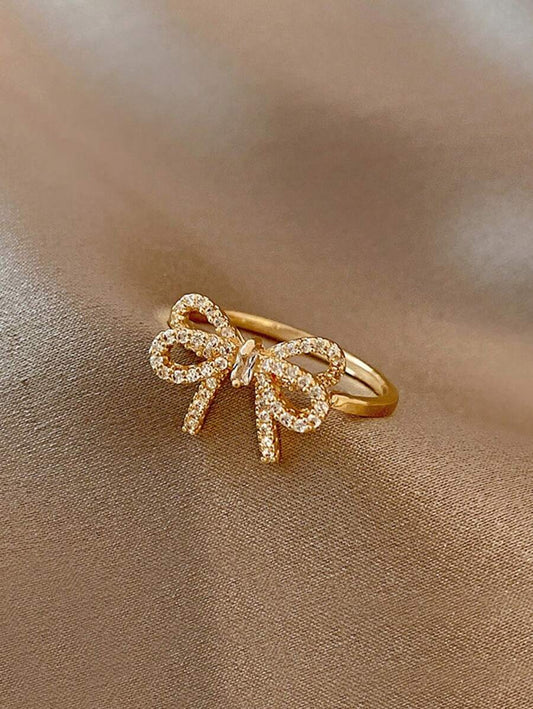 Eleanor – Zirconia Bow Ring with a Soft Vintage Sparkle