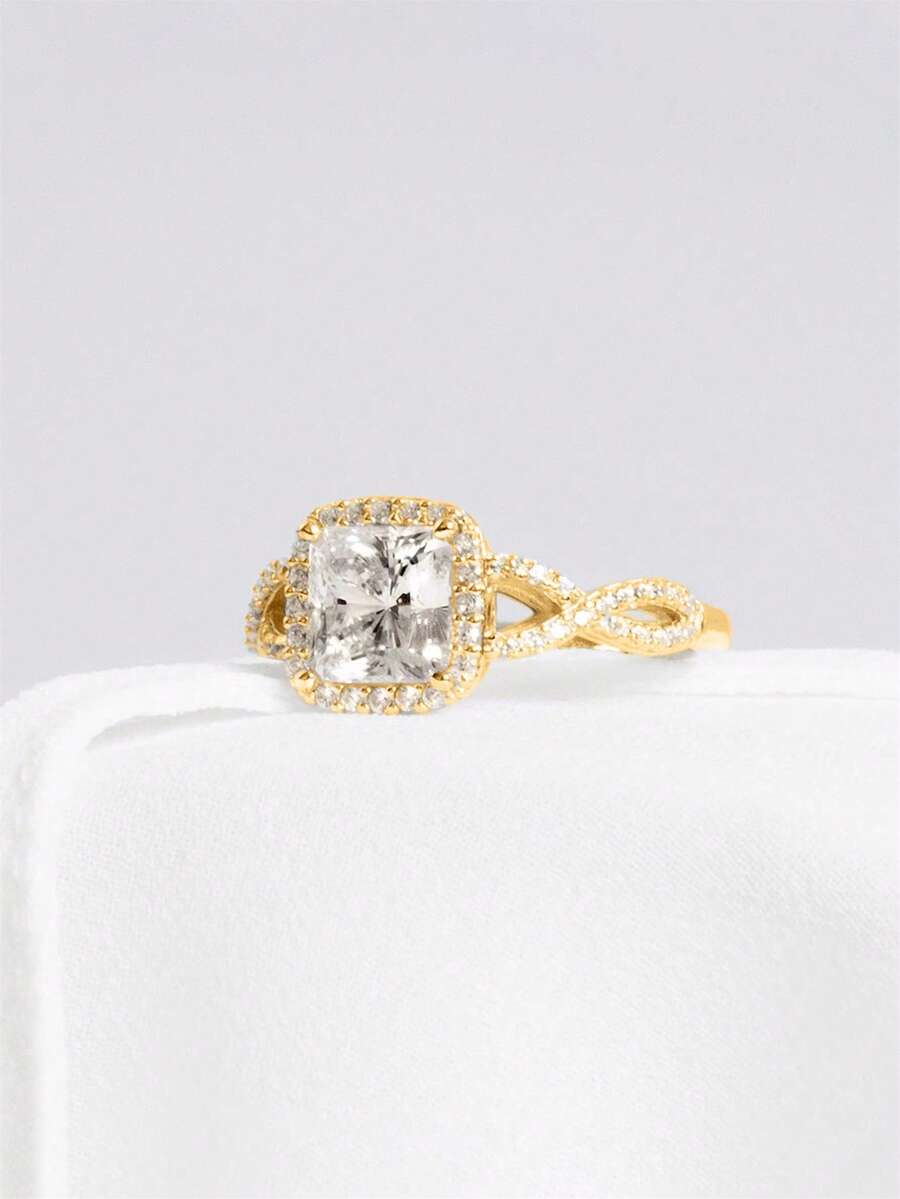 Amelia – Glamorous solitaire ring with a radiant cubic zirconia sparkle