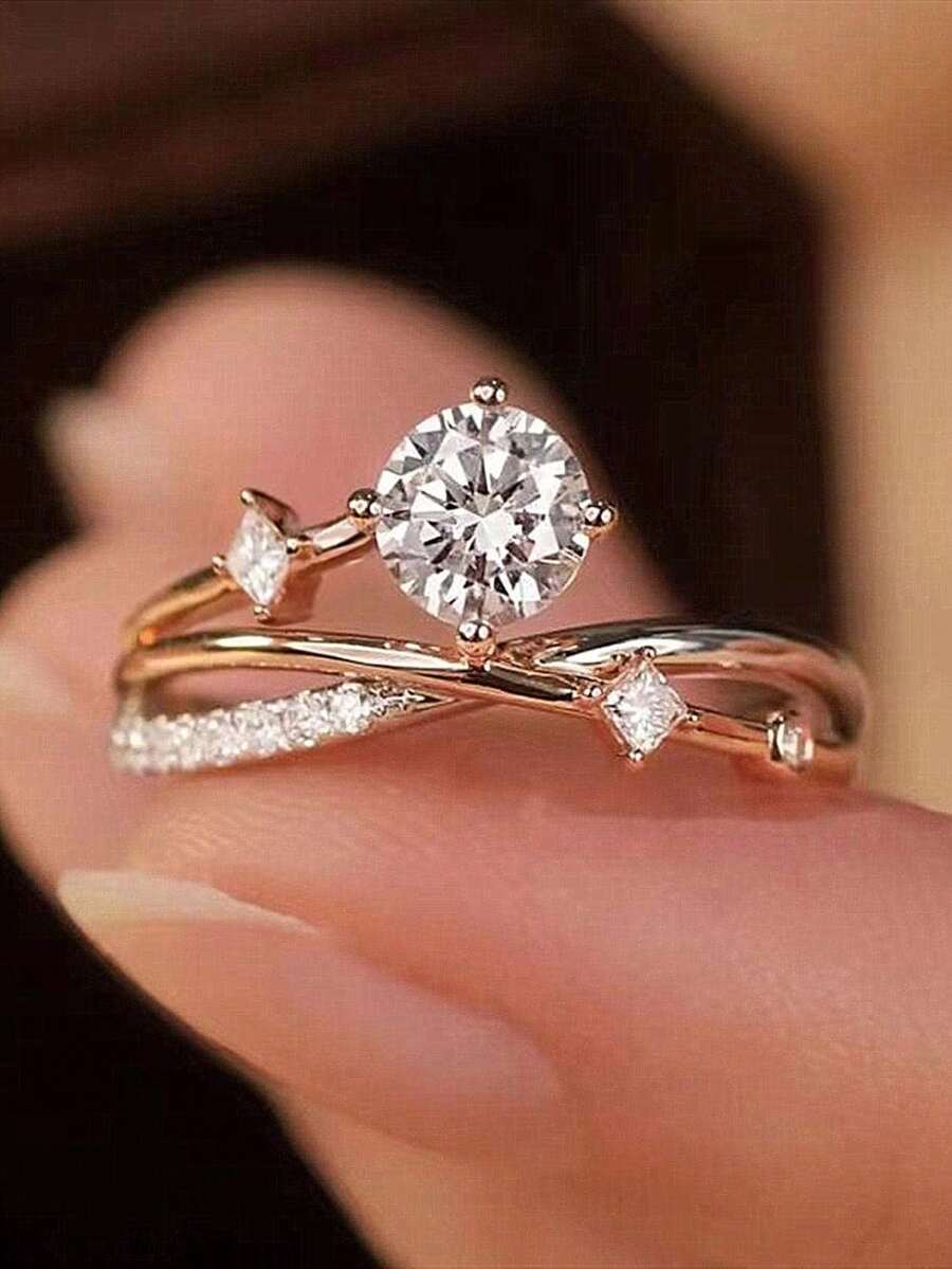 Camille – Effortless elegance with a refined solitaire glow