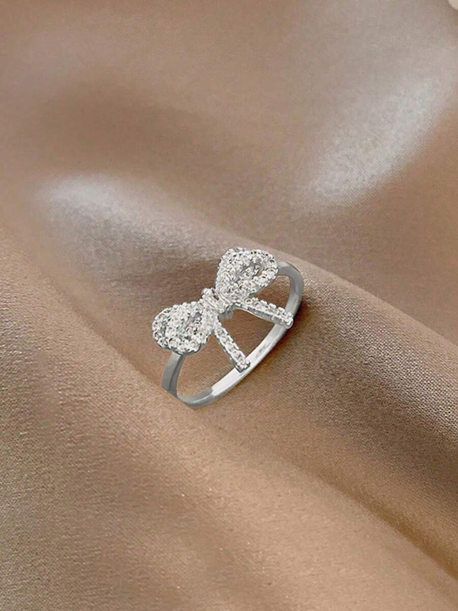 Eleanor – Zirconia Bow Ring with a Soft Vintage Sparkle