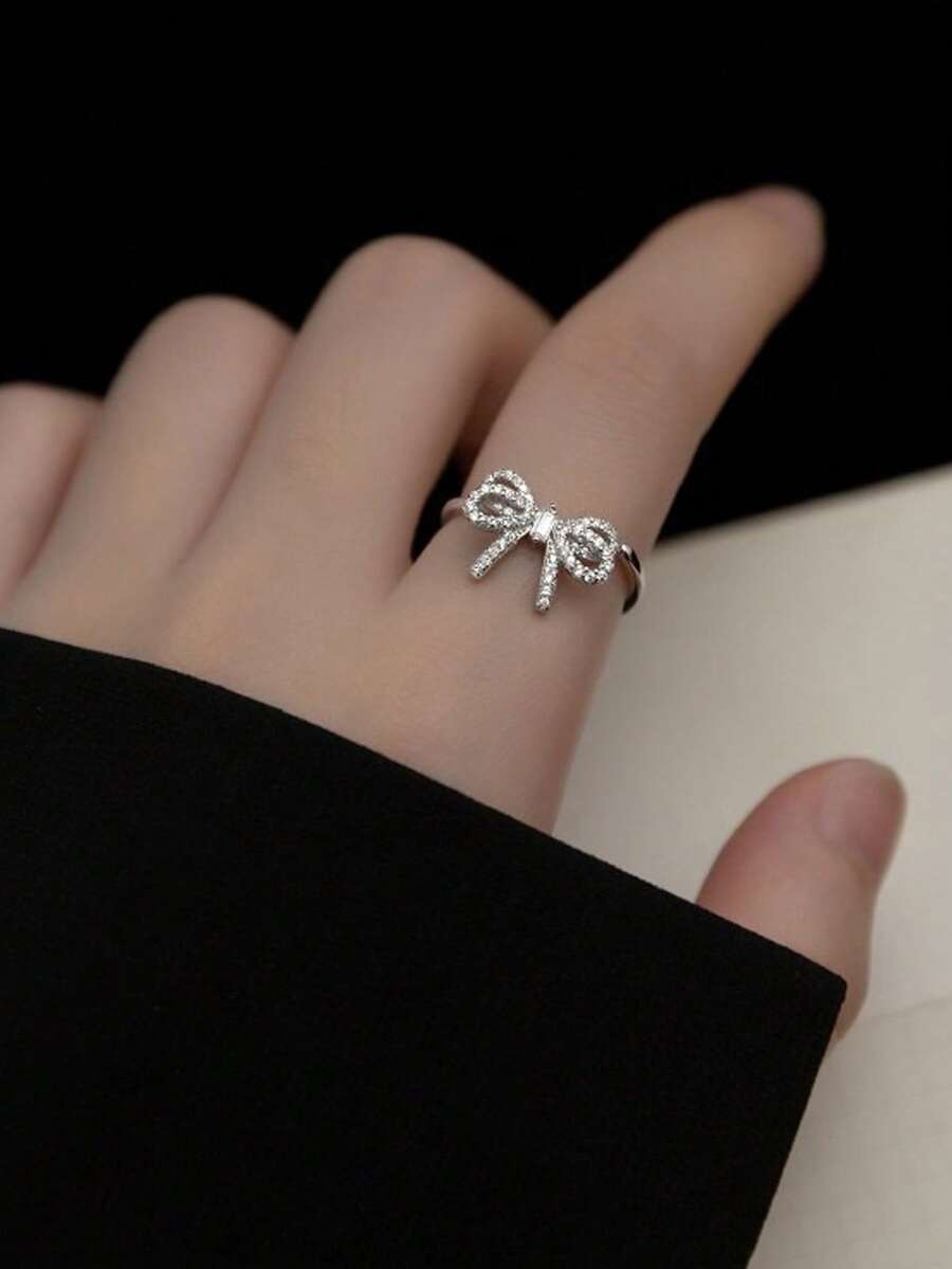Eleanor – Zirconia Bow Ring with a Soft Vintage Sparkle