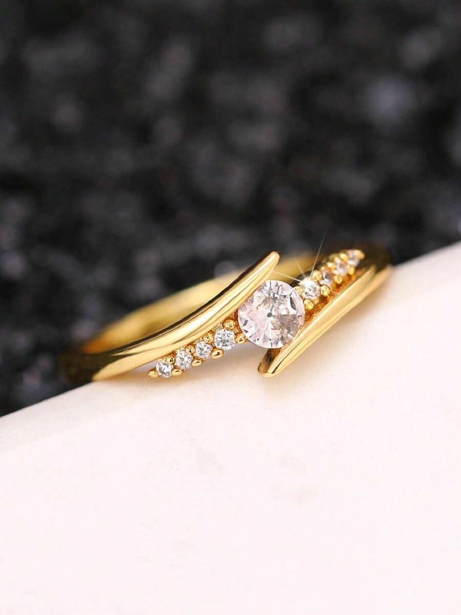 Clara – Delicate ring with a cubic zirconia sparkle