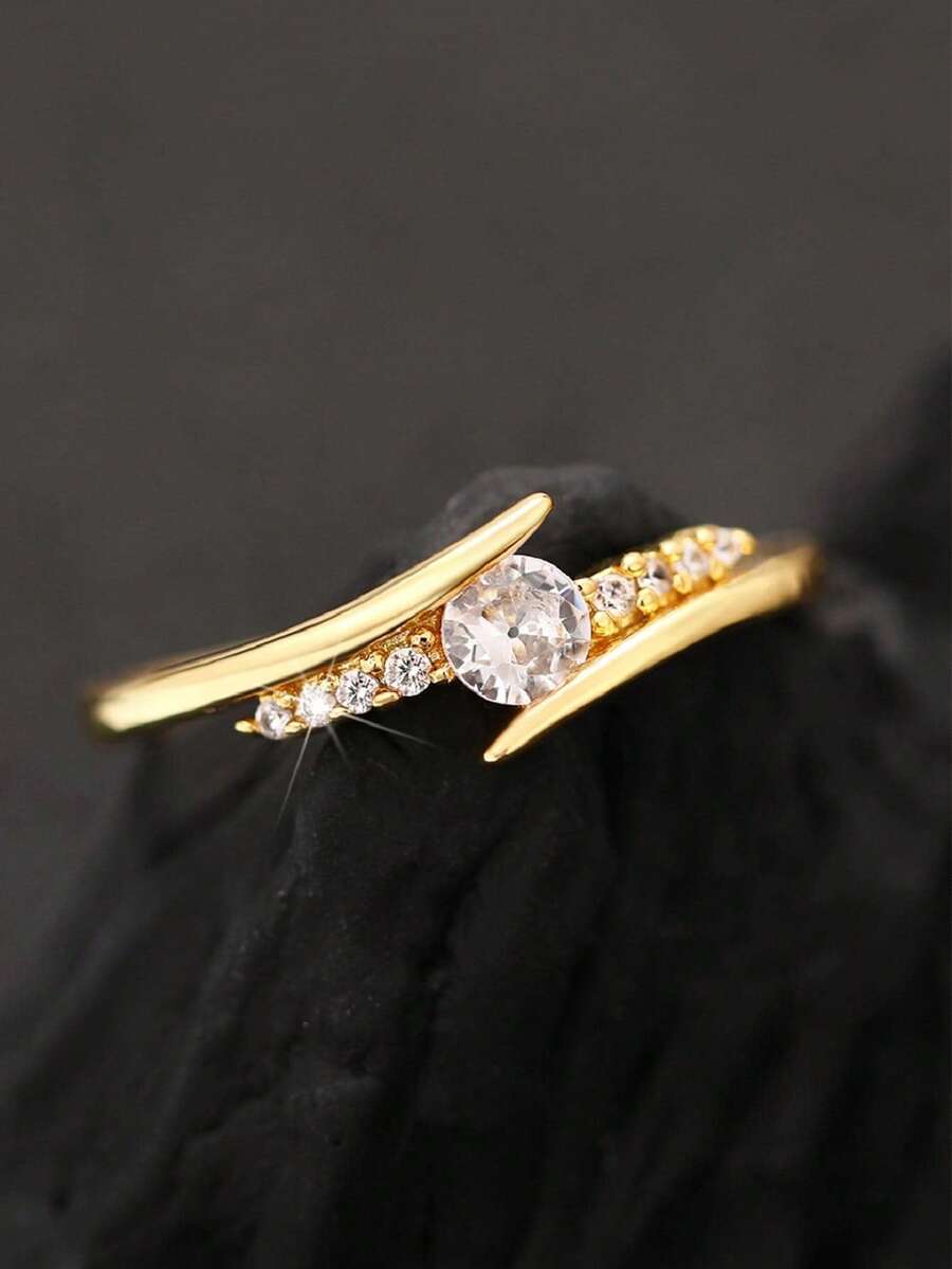 Clara – Delicate ring with a cubic zirconia sparkle