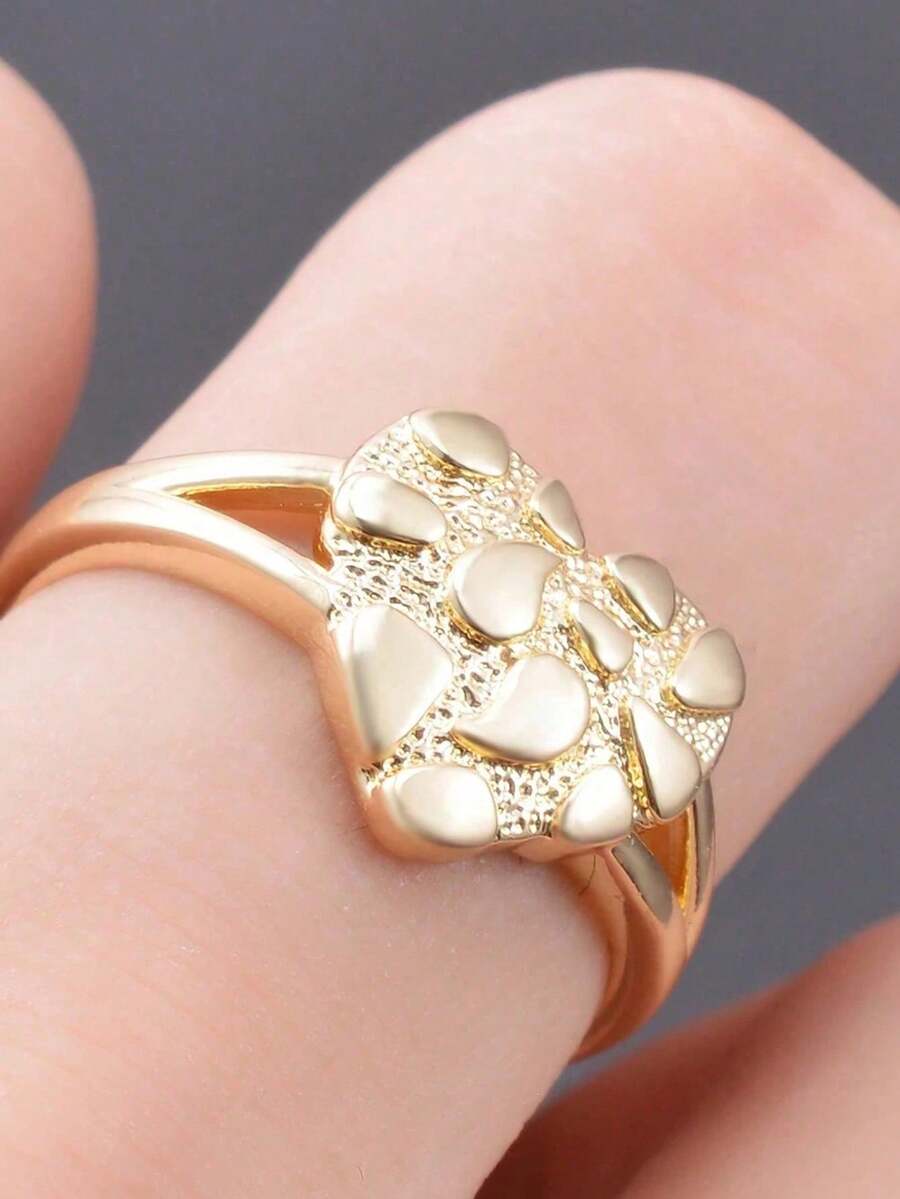 Valentina – Sculpted heart ring with bold golden elegance