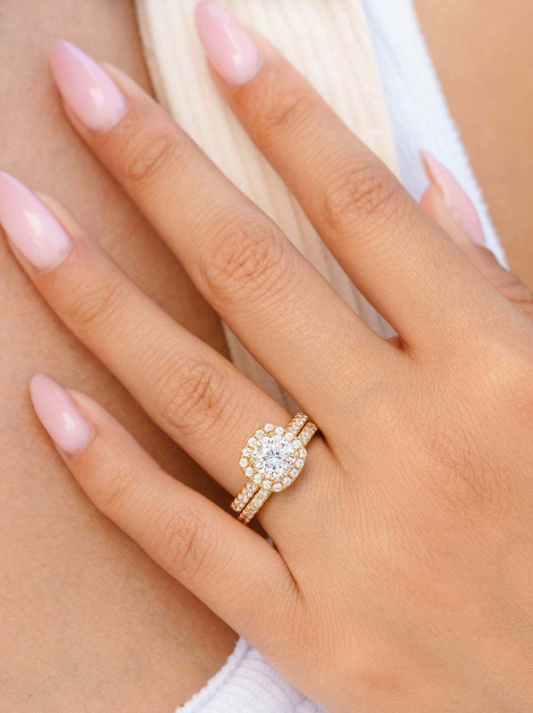 Rosemary – Classic gold ring with a timeless cubic zirconia sparkle